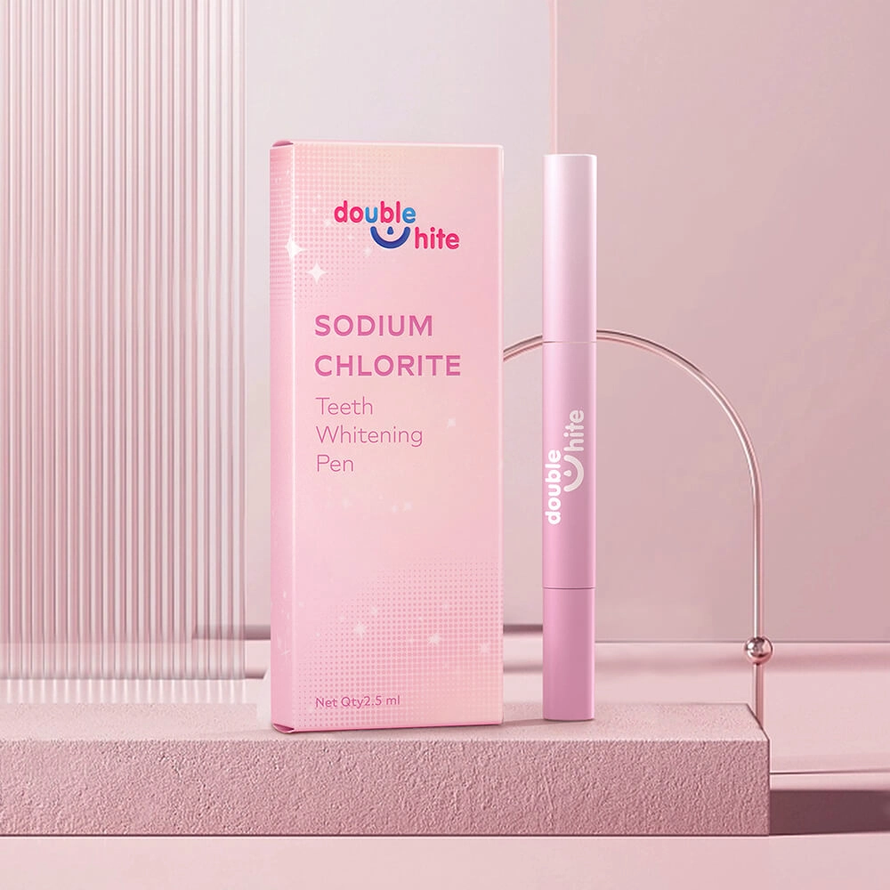 Une boîte et un tube de stylo de blanchiment des dents au chlorite de sodium Double White sur fond rose.