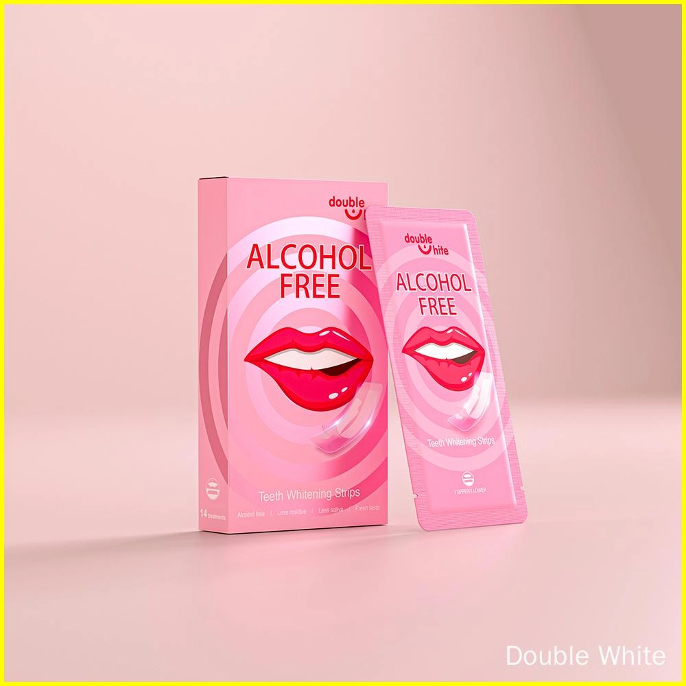 Uma caixa de tiras de clareamento dental Double White com a imagem de uma boca sorridente na frente. A caixa é rosa e branca, e as tiras vêm lacradas em uma embalagem plástica transparente. - Double White