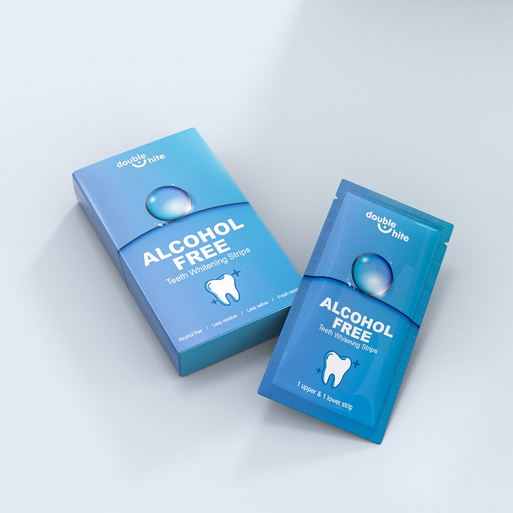 Une boîte de bandes blanchissantes pour les dents Double White. La boîte est bleue et blanche et les bandes sont emballées dans un sachet scellé.