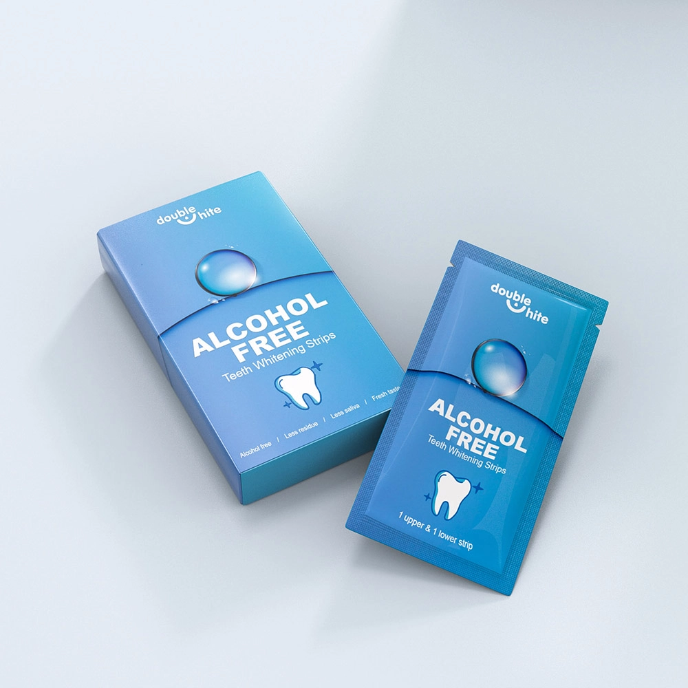 Uma caixa de tiras de clareamento dental Double White. A caixa é azul e branca, e as tiras estão em um pacote lacrado.