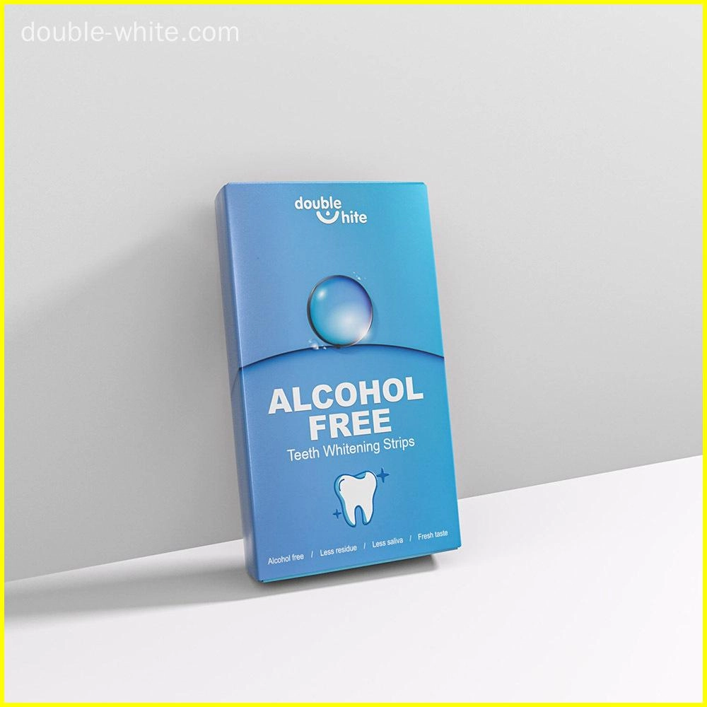 Uma caixa de tiras de clareamento dental Double White. A caixa é azul e branca e tem o logotipo Double White, as palavras &quot;Sem Álcool&quot;, &quot;Tiras de Clareamento Dental&quot; e &quot;Sem Álcool / Menos Resíduos / Menos Saliva / Sabor Fresco&quot; nela.