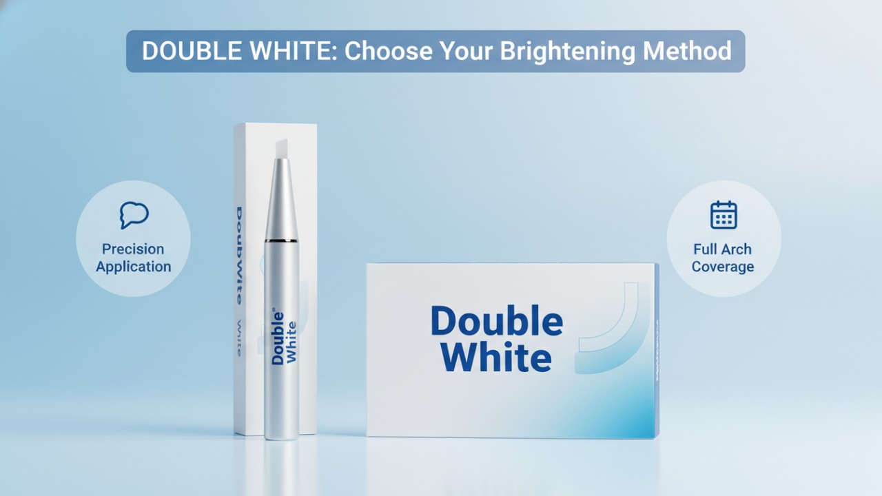 Uma imagem comparativa profissional apresentando uma caneta clareadora Double White e tiras clareadoras contra um fundo azul claro.
