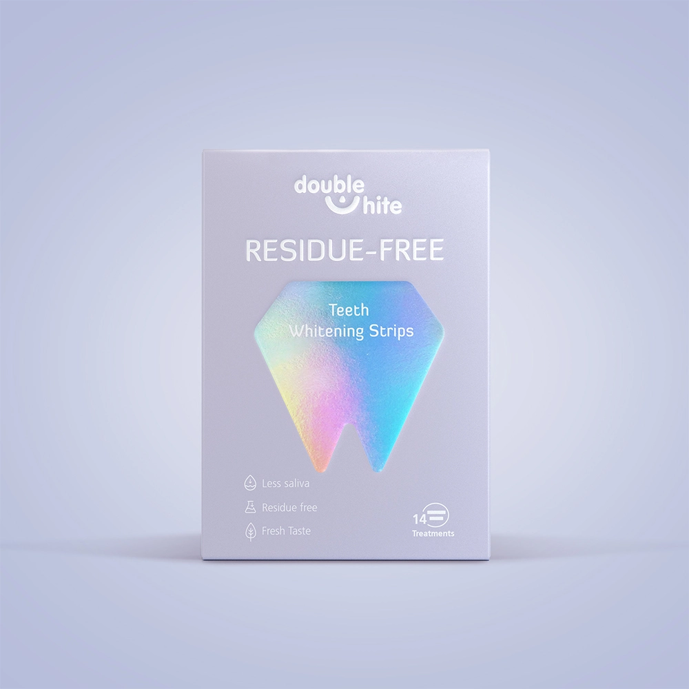 Uma caixa de Double White Residue Free Teeth Whitening Strips. A caixa é branca com um logotipo em forma de diamante gradiente azul e roxo com as palavras &quot;Double White&quot;