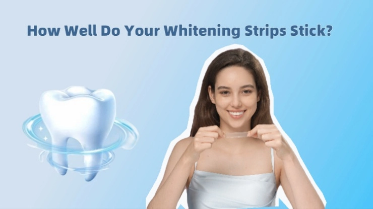 Femme tenant une bande de blanchiment des dents avec un motif de dent propre. - Double White
