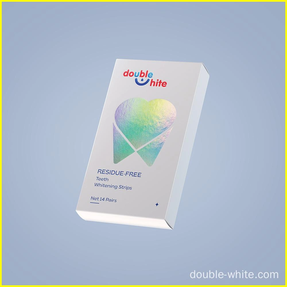 quelles-sont-les-meilleures-bandes-de-blanchiment-des-dents Une boîte de bandes blanchissantes pour les dents Double White. La boîte est blanche avec un dégradé bleu et rouge sur le devant. Le logo Double White est imprimé sur le devant en bleu et rouge.