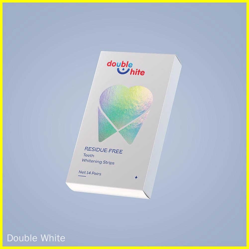 Uma caixa de tiras de clareamento dental Double White. A caixa é branca com um gradiente azul e vermelho na frente. O logotipo Double White é impresso na frente em azul e vermelho.