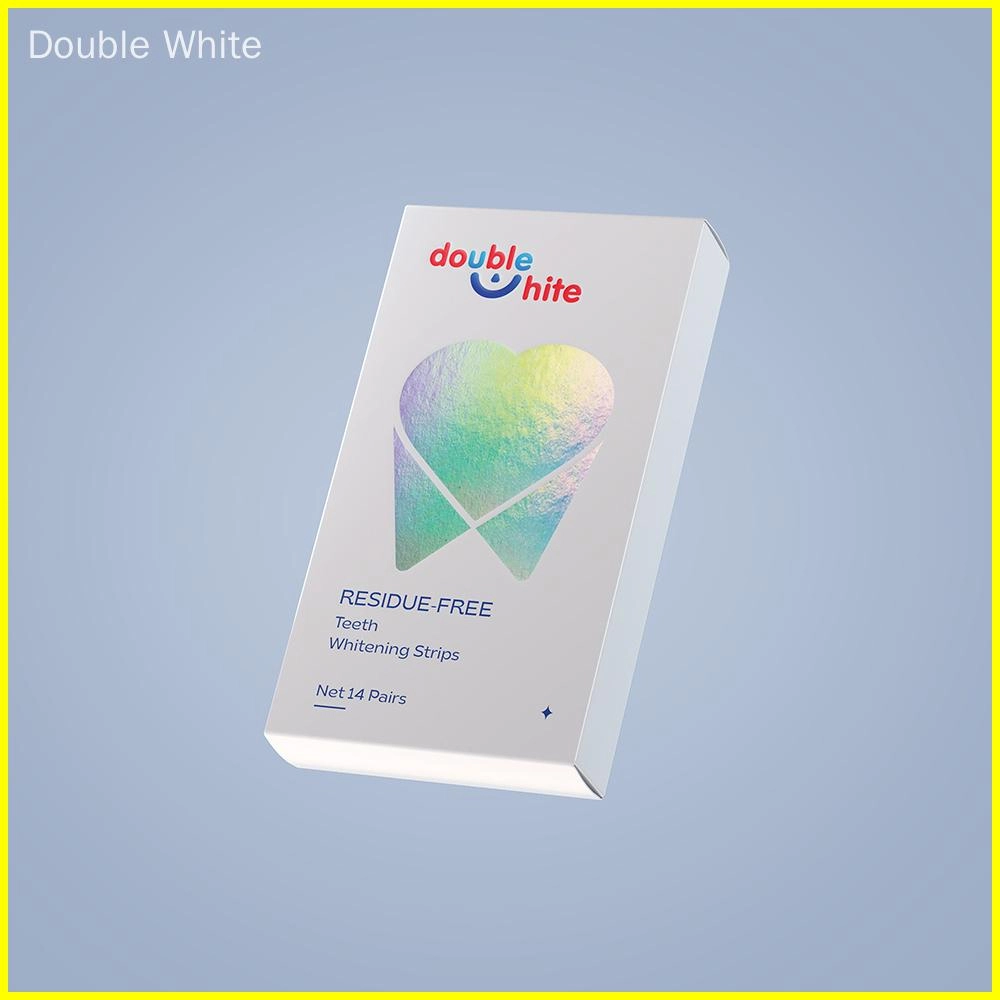 qual-é-a-melhor-tiras-de-clareamento-dental Uma caixa de tiras de clareamento dental Double White. A caixa é branca com um gradiente azul e vermelho na frente. O logotipo Double White é impresso na frente em azul e vermelho.