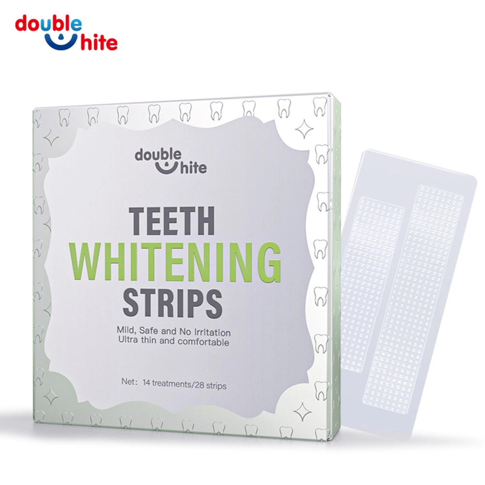 Коробка полосок для отбеливания зубов Double White. Коробка белая с зеленым текстом и дизайном зеленого листа. На лицевой стороне коробки указано название продукта, логотип и список преимуществ продукта.