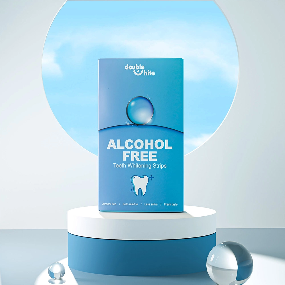 Uma caixa de tiras de clareamento dental Double White. A caixa é azul e branca. A frente da caixa tem o logotipo Double White, o nome do produto e uma lista dos benefícios do produto.