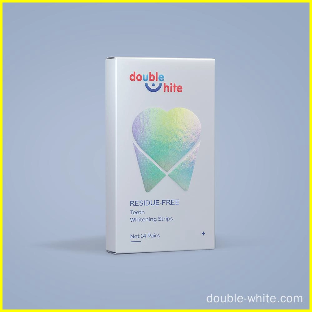 Uma caixa de tiras de clareamento dental Double White. A caixa é branca com um dente gradiente azul e rosa na frente. O texto na caixa é &quot;double white&quot;, &quot;residue-free&quot;, &quot;teeth whitening strips&quot; e &quot;net 14 pairs&quot;.