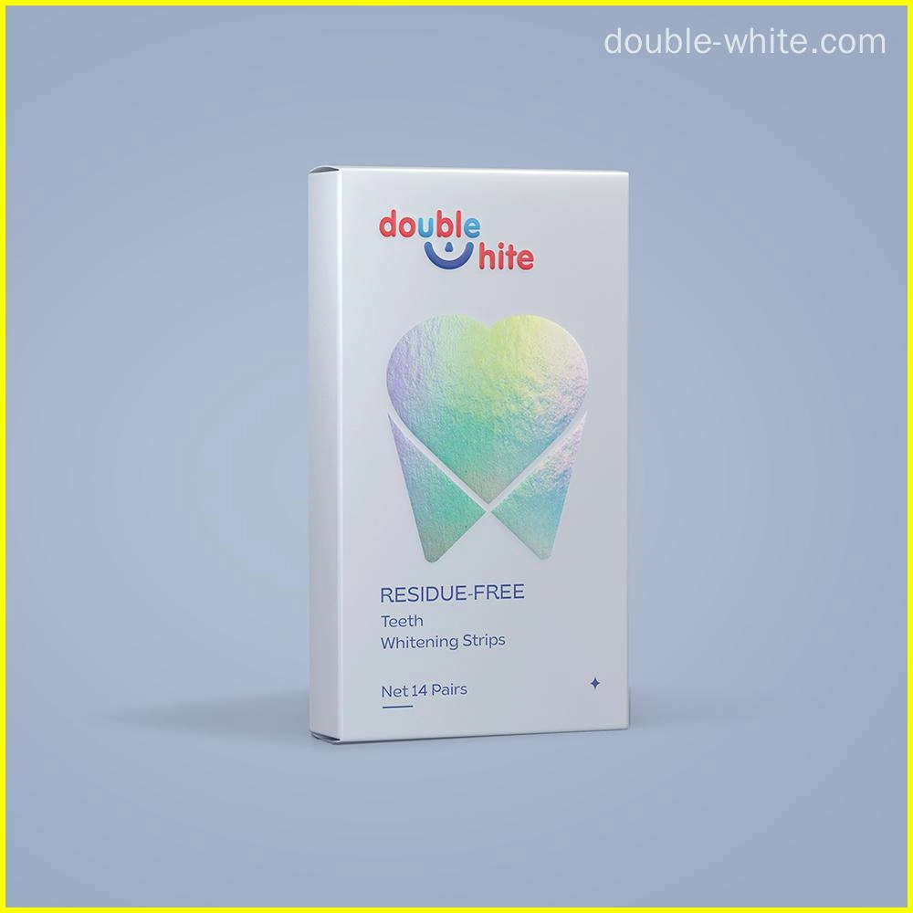 Uma caixa de tiras de clareamento dental Double White. A caixa é branca com um dente gradiente azul e rosa na frente. O texto na caixa é &quot;double white&quot;, &quot;residue-free&quot;, &quot;teeth whitening strips&quot; e &quot;net 14 pairs&quot;.