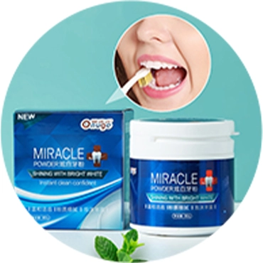 A pessoa está usando um produto de clareamento dental. O produto é um pó que é aplicado aos dentes com uma escova de dentes. O pó é eficaz na remoção de manchas e placas dos dentes.