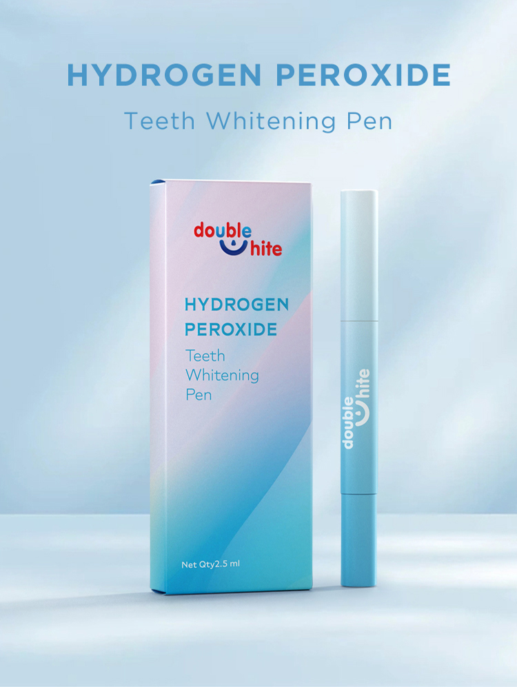 قلم تبييض الأسنان. القلم أبيض وأزرق وعليه عبارة &quot;Double White&quot; و&quot;Hydrogen Peroxide Teeth Whitening Pen&quot;. القلم موضوع على طاولة زرقاء بجوار صندوق أبيض بنفس تصميم القلم.