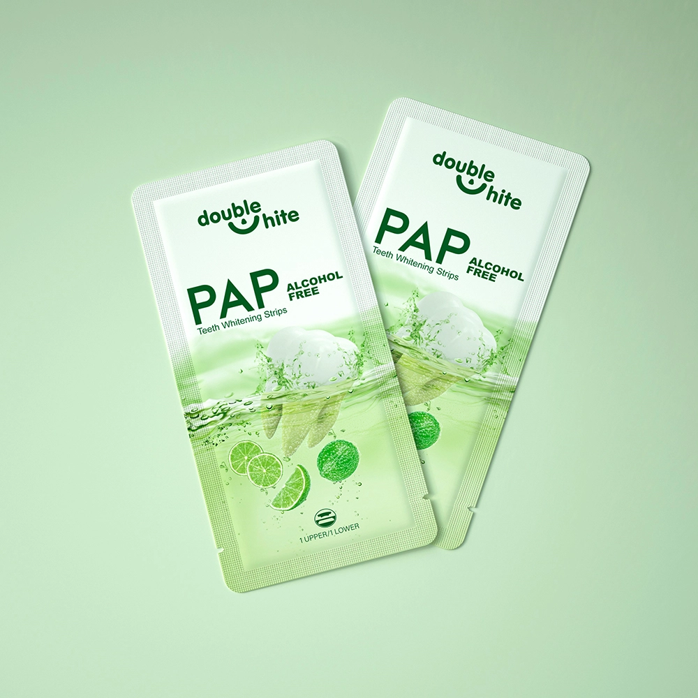 Dois pacotes de tiras de clareamento dental Double White PAP verdes e brancas em um fundo verde.