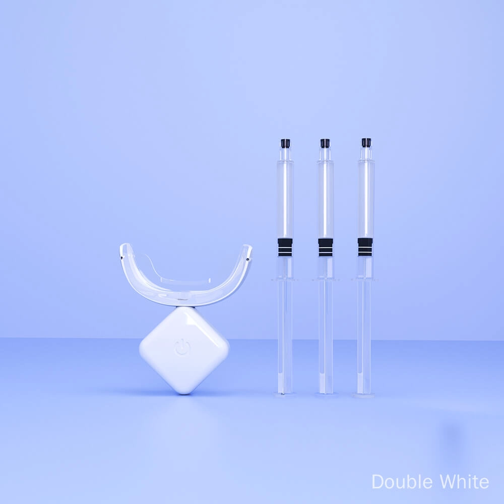 blanchiment des dents par lumière LED Trois seringues de gel blanchissant et une lumière LED de blanchiment des dents sur fond bleu.