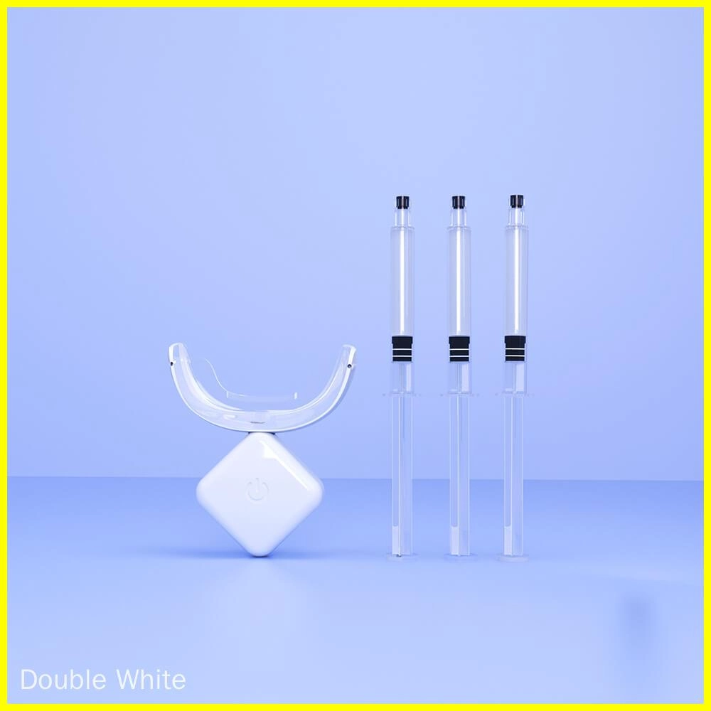 Três seringas de gel clareador e uma luz LED para clareamento dos dentes em um fundo azul. - Double White