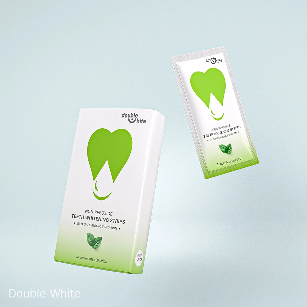 meilleures-bandes-blanchissantes-pour-les-dents Une boîte de bandes de blanchiment des dents sans peroxyde Double White. La boîte est blanche et verte, et les bandes sont dans un sachet scellé.