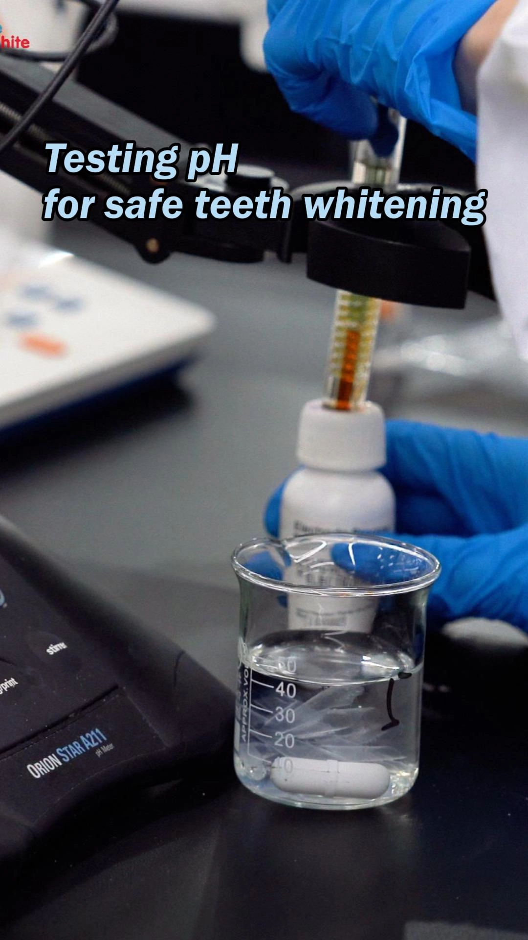 Primer plano de un científico probando el pH de una solución blanqueadora de dientes. - Double White