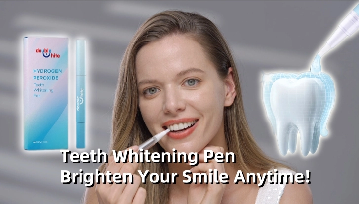 Stylo de blanchiment des dents - Double White Femme appliquant un stylo de blanchiment des dents au peroxyde d'hydrogène Double White. - Double White