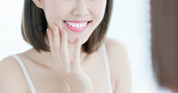 Le sourire éclatant d’une femme après avoir utilisé le meilleur dentifrice blanchissant pour les dents.