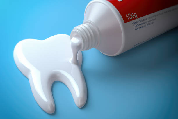 O melhor creme dental clareador que existe no formato de um dente.