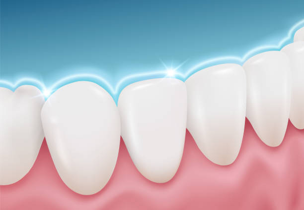 Dentes brilhantes e saudáveis ​​após tratamento de clareamento dental.