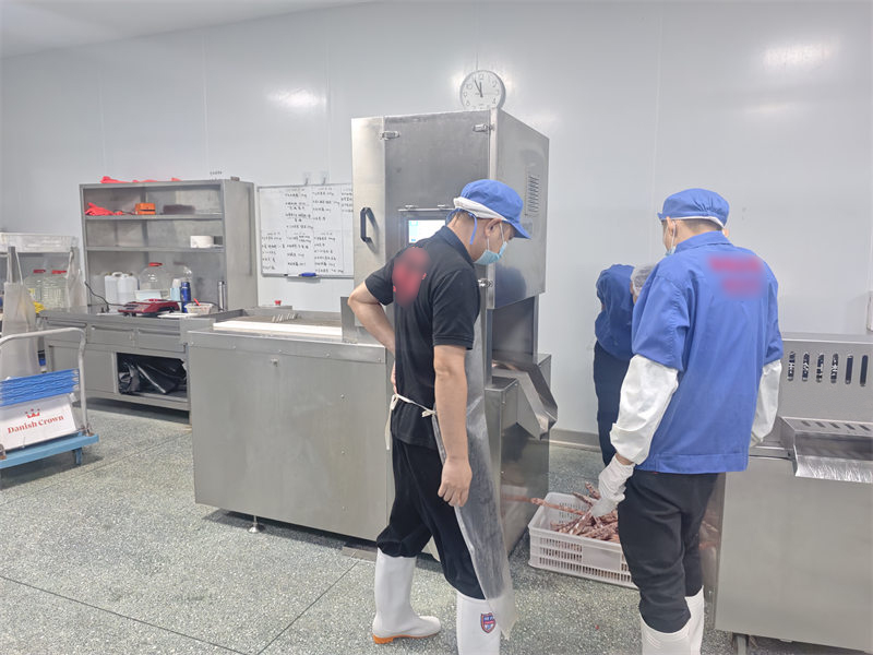 排骨切粒加工现场 - 祥九瑞盈
