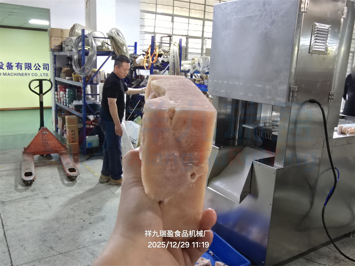 鸡胸肉切块机 (1) 鸡胸肉切块机 (1)