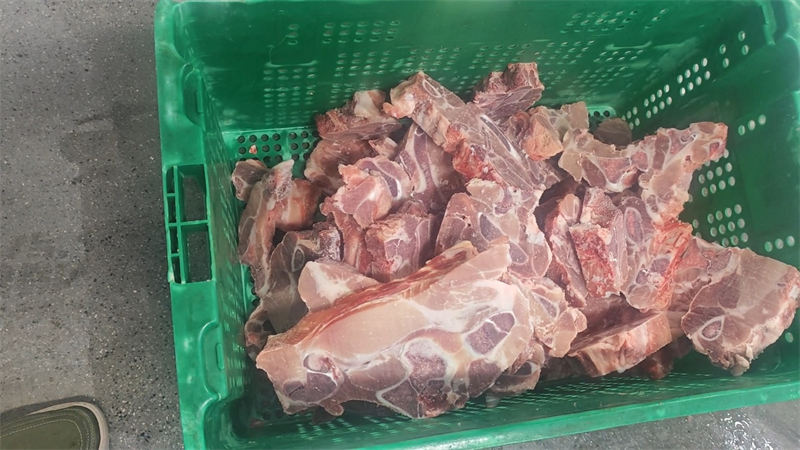 全自动锯骨机现场 (3)
