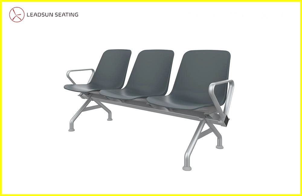 waition-chair Three-seater waiting bench with dark gray plastic seats and silver metal frame and armrests.