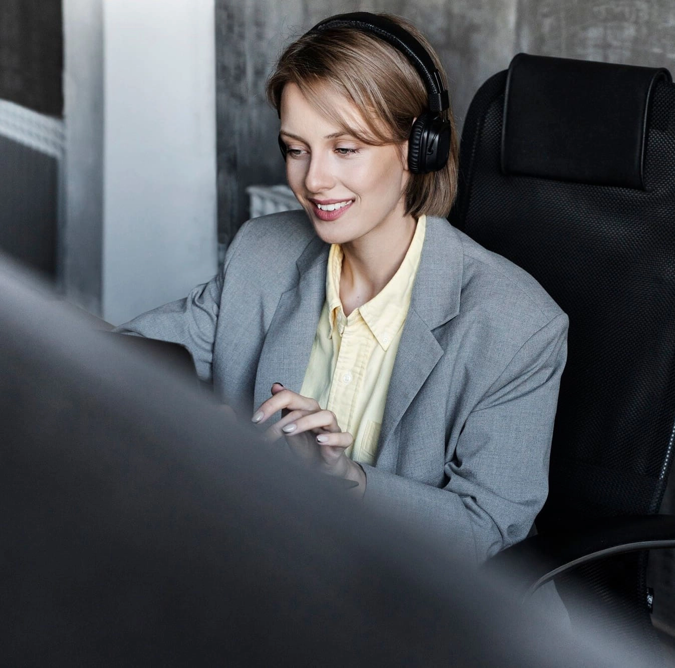 side-view-woman-working-with-laptop_23-214974115 (2)