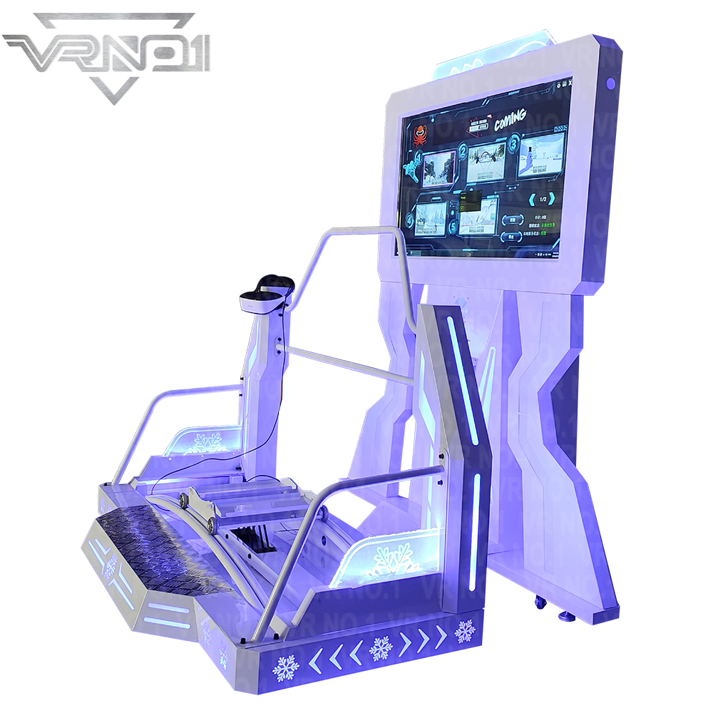 Aquí hay un texto alternativo descriptivo de la imagen: &quot;Un simulador de esquí futurista de realidad virtual blanco con detalles LED morados. La máquina cuenta con una plataforma para los pies del usuario, un soporte para gafas de realidad virtual y una pantalla grande que muestra una escena de esquí nevada&quot;.