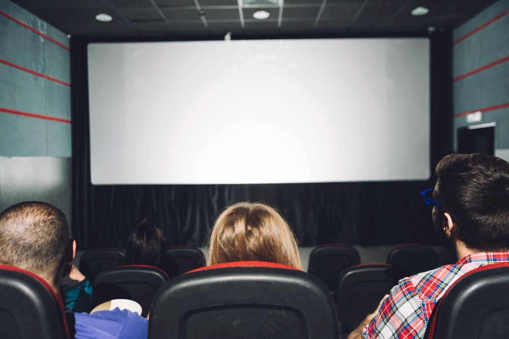 Público viendo una película en una sala de cine tradicional.