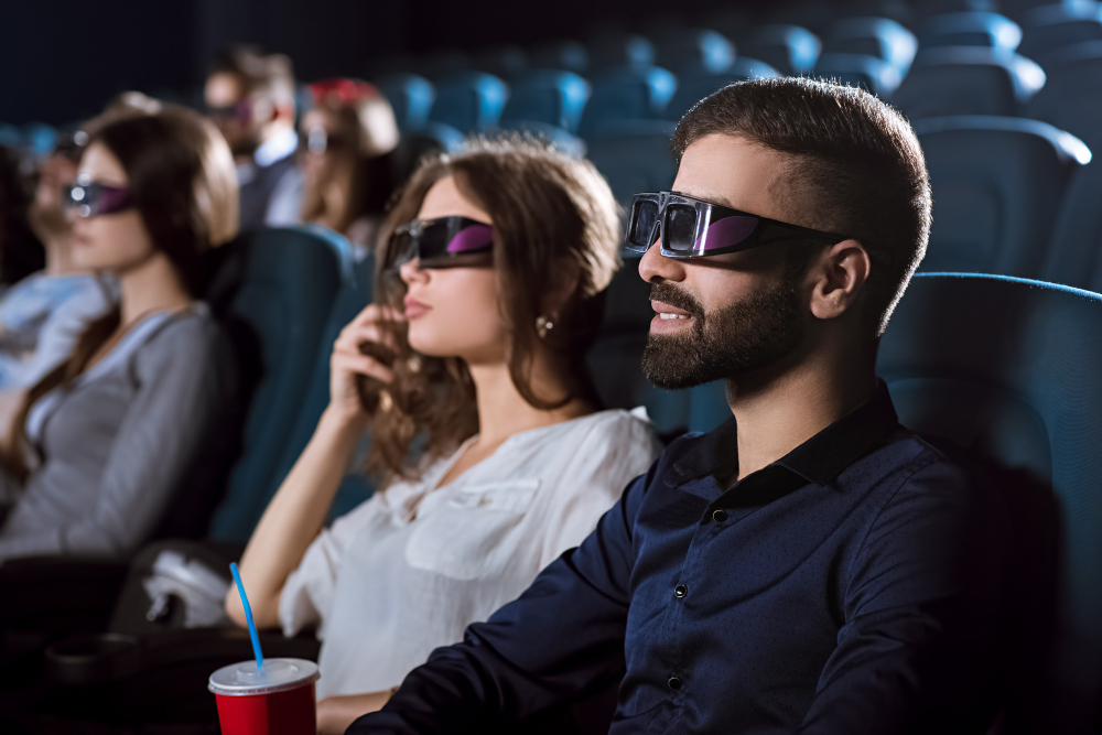 Experiencia de cine 9D VR: Pareja disfrutando de una película inmersiva.