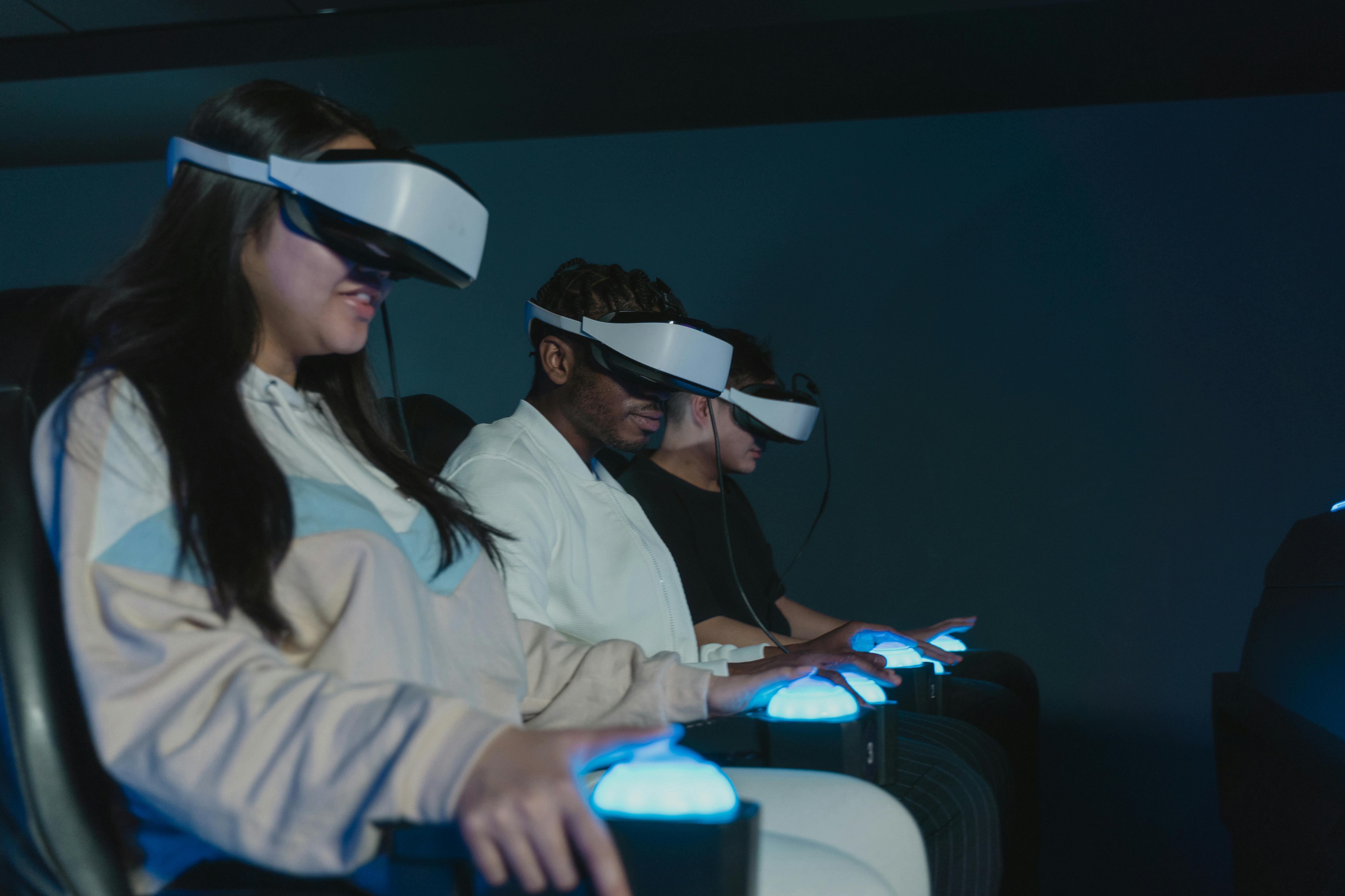 Tres personas experimentan un simulador de vuelo de realidad virtual, usando auriculares y controladores.
