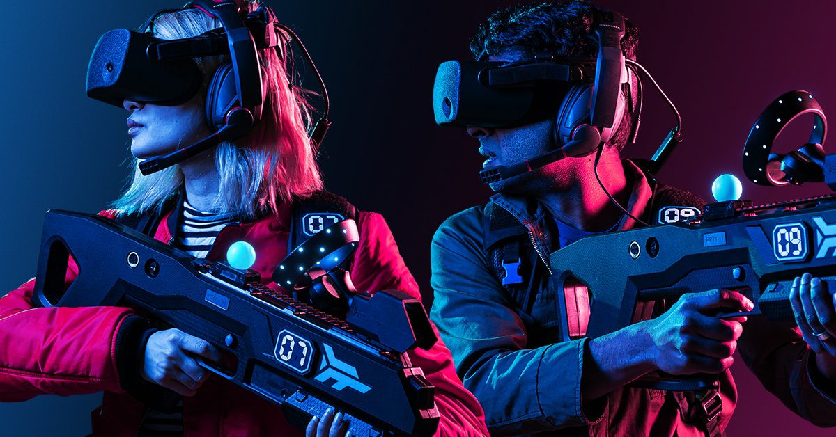juegos de disparos en realidad virtual Juegos de disparos inmersivos en realidad virtual: dos jugadores participan en un intenso combate de realidad virtual.