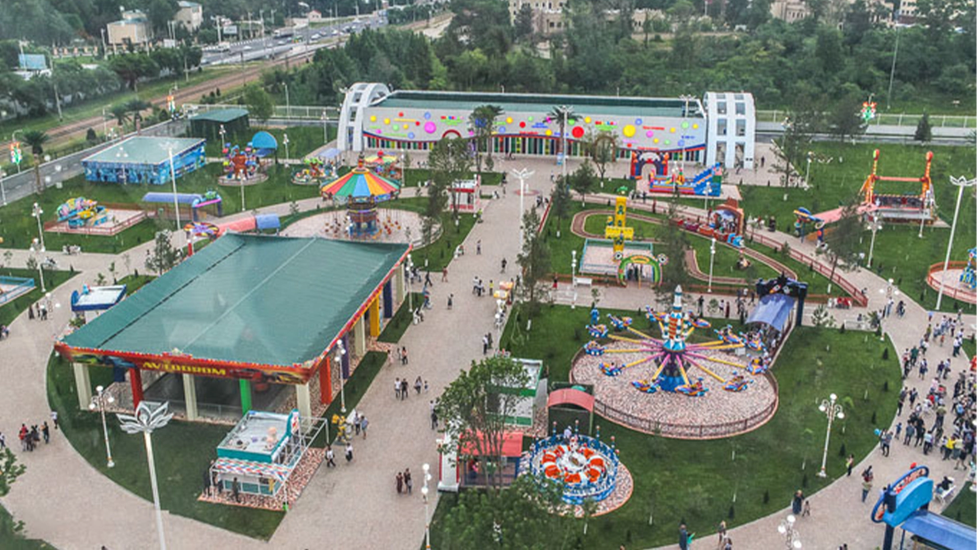 Vista panorámica del parque de atracciones - VRN0.1
