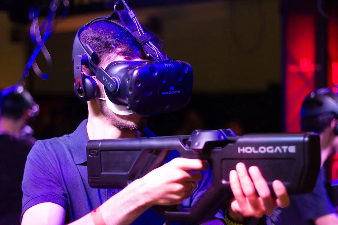 mejor disparo en VR Hombre experimentando el mejor juego de disparos en realidad virtual con HoloGate y auriculares Vive.