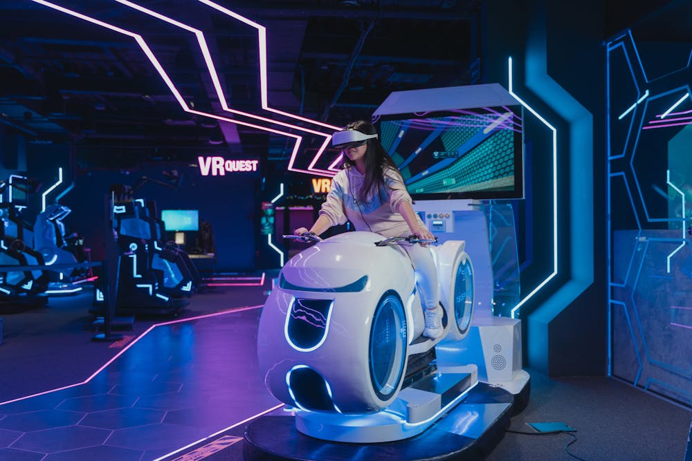 Una mujer disfruta de paseos en un parque temático de realidad virtual en un vehículo futurista.