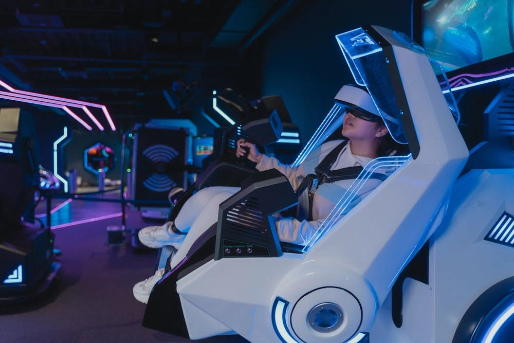 Mujer emocionada disfrutando de una experiencia de realidad virtual 9D - VRN0.1