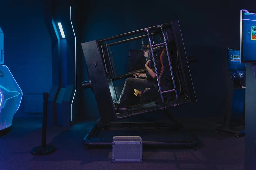 parque temático de realidad virtual - VRN0.1 Un usuario de un parque temático de realidad virtual en un simulador giratorio con gafas de realidad virtual. - VRN0.1