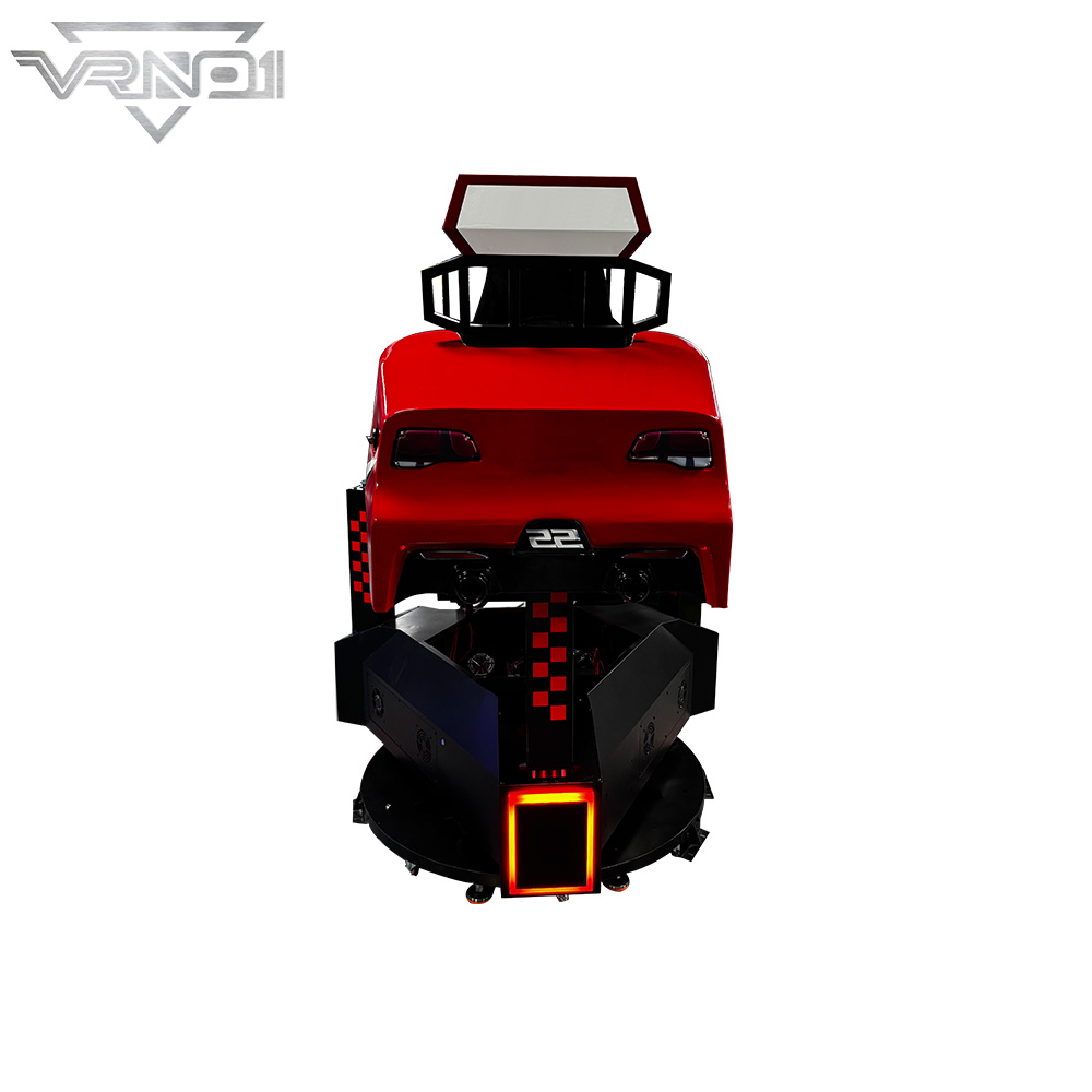 Vista trasera de un simulador de carreras VRNO1, que presenta una carcasa de automóvil roja montada sobre una base negra giratoria con una luz cuadrada roja brillante