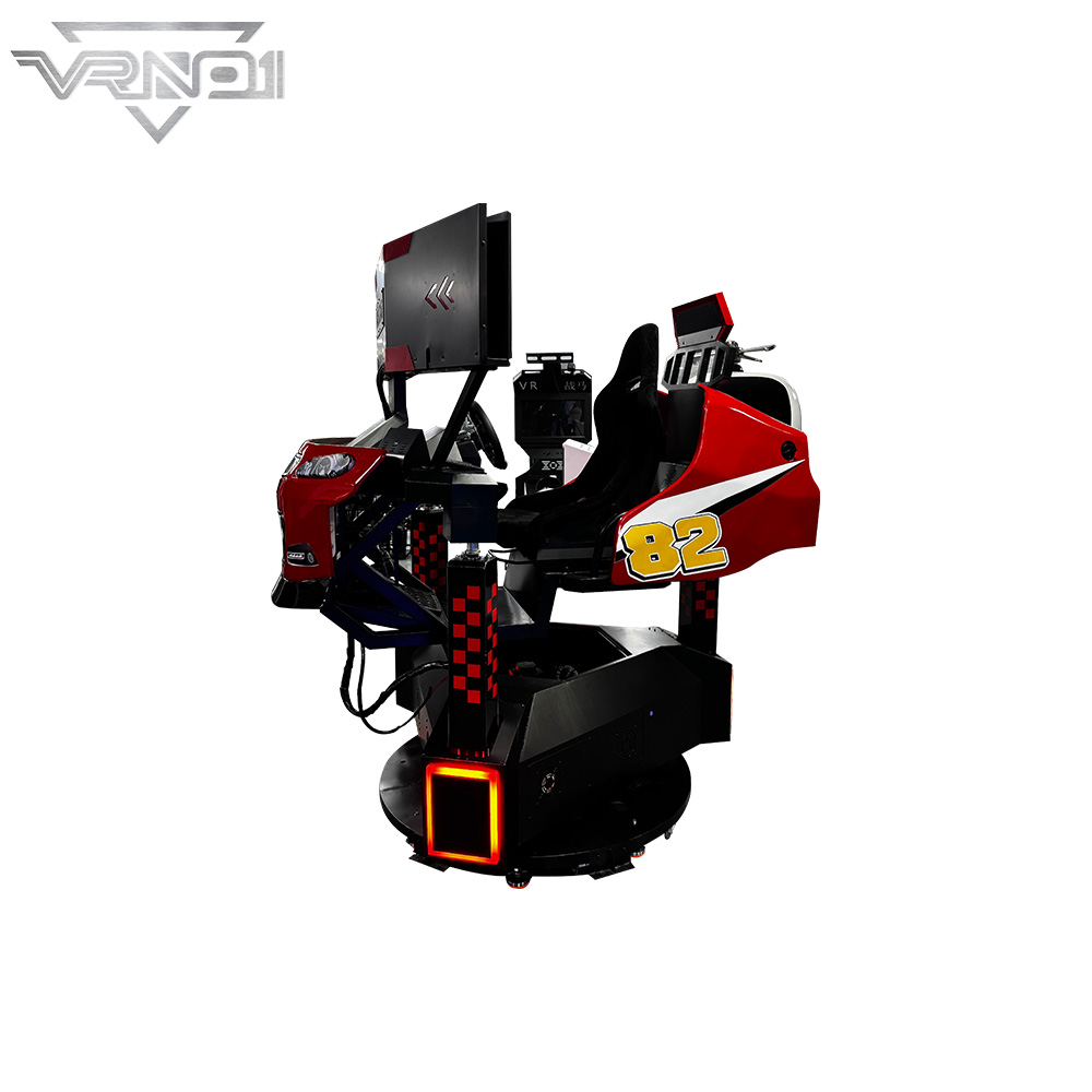 Aquí hay un texto alternativo descriptivo para la imagen: &quot;Simulador de carreras VRNO1 con una carrocería de auto de carreras roja, que cuenta con una base giratoria, pantallas duales y un asiento de carreras con el número 82&quot;.