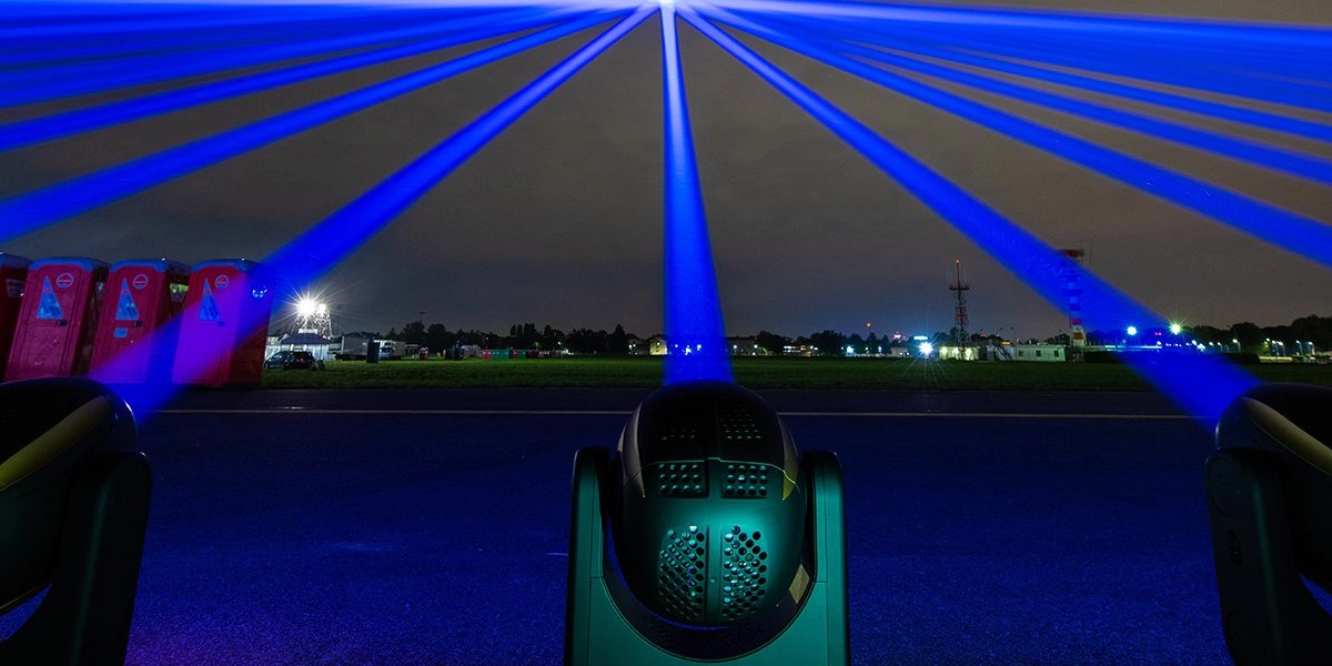 Laser-stage-lighting-creating-vibrant-beams-at-a-concert - LQE Laser stage lighting creating vibrant beams at a concert - LQE
