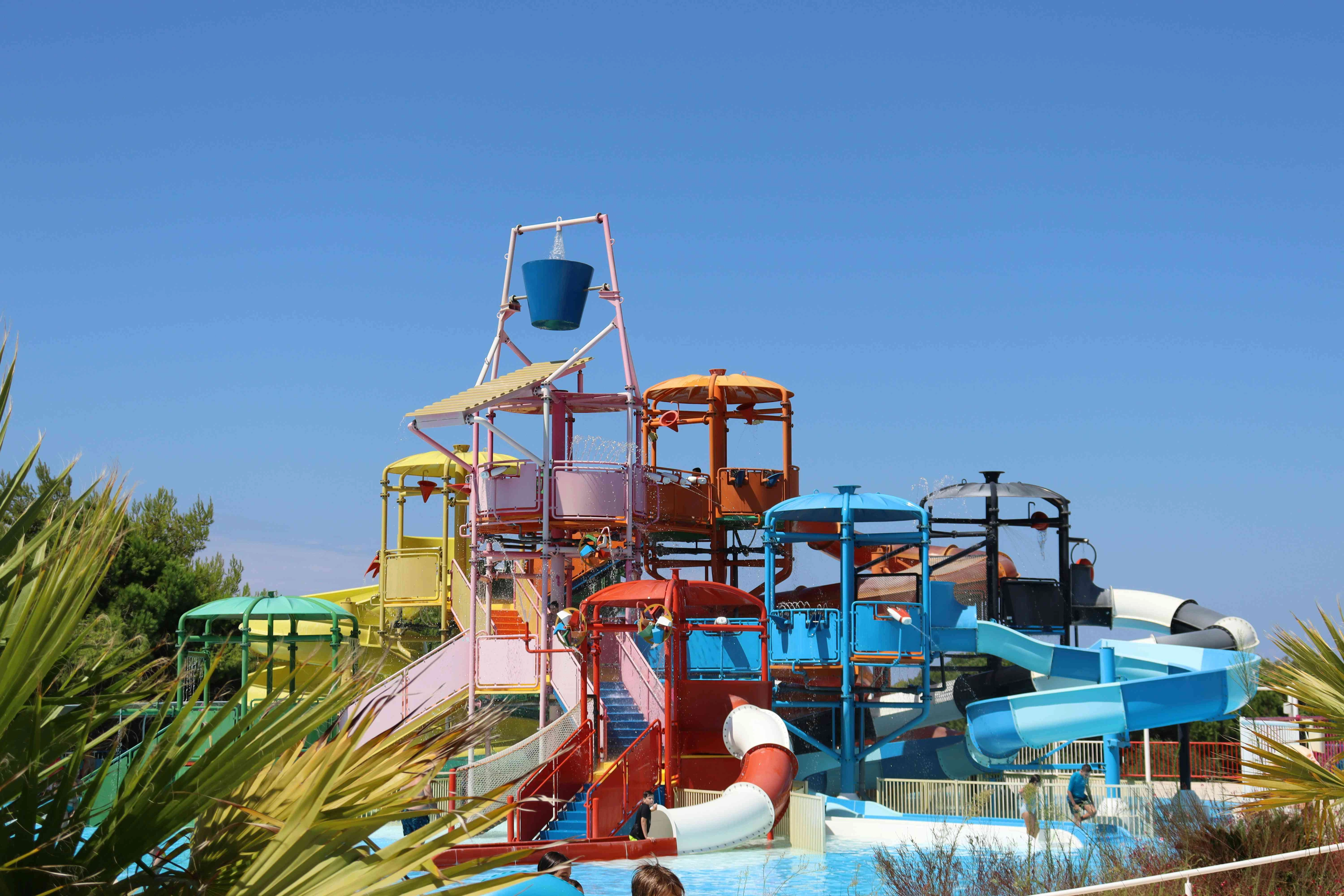 Colorful-waterslides-at-an-outdoor-aquapark-on-a-sunny-summer-day_-(1) - WM INTERNATIONAL Colorful waterslides at an outdoor aquapark on a sunny summer day_ (1) - WM INTERNATIONAL