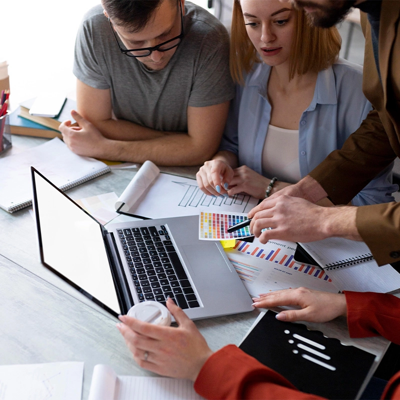 people-brainstorming-work-meeting - Senkelly