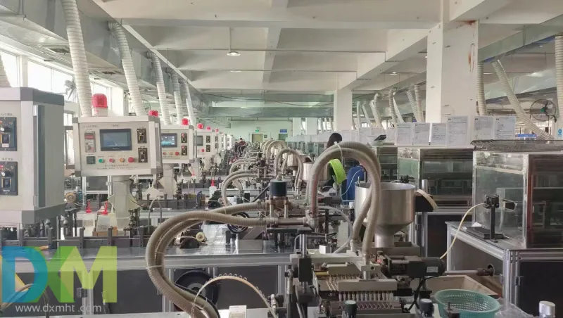 Vista interior de la moderna fábrica de Electrical Components International, fabricante de componentes eléctricos DXM. Las líneas de montaje automatizadas producen componentes eléctricos, lo que demuestra una tecnología de fabricación avanzada.