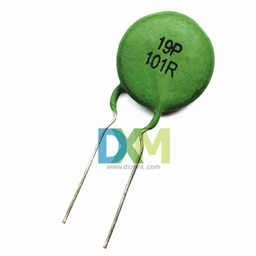 Um termistor PTC verde em forma de disco, ou resistor PTC, com dois fios. As marcações '19P 101R' são visíveis. Aprenda o que é um resistor PTC e como um termistor PTC funciona.