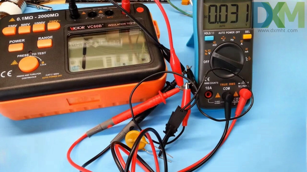 Tester un varistor with a multimeter. Two multimeters are used to test the MOVs, one to measure the voltage and the other to measure the resistance.