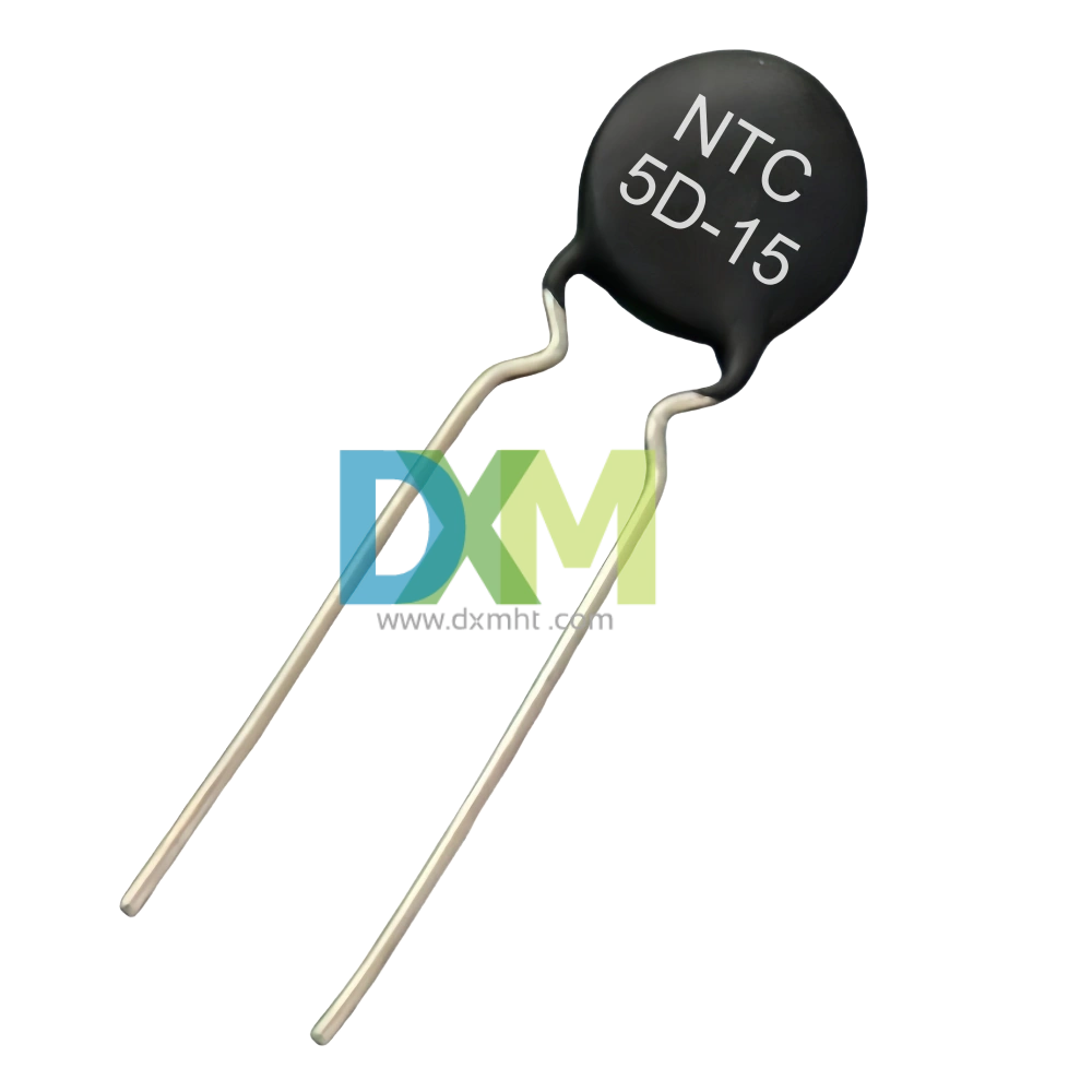 Um termistor NTC 5D-15 com dois fios condutores. O MF72 5d15 é um disco preto com o texto "NTC 5D-15" impresso nele.